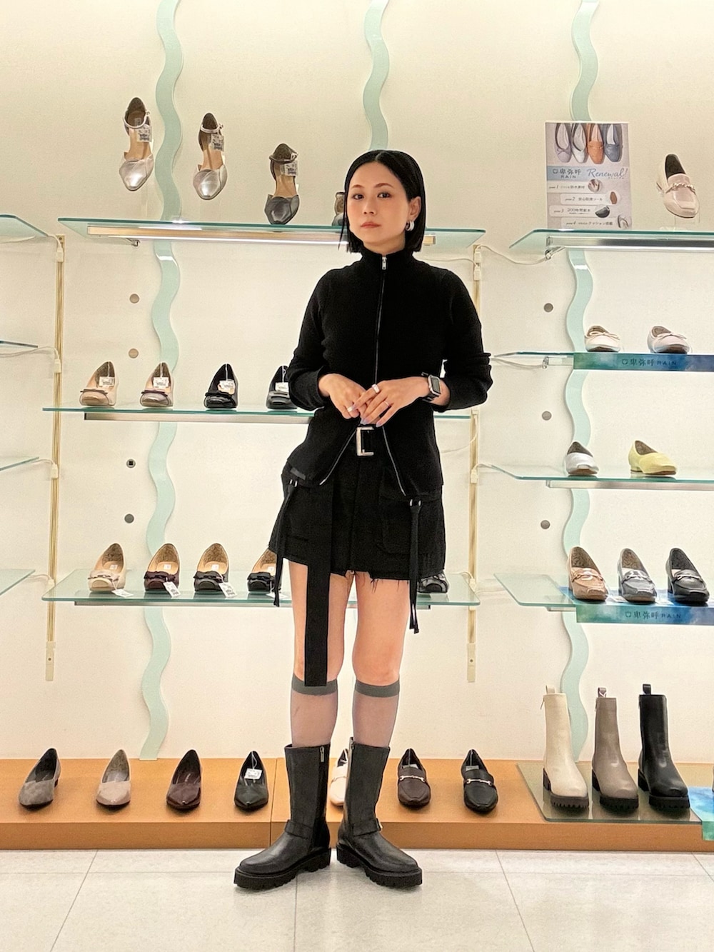 ブラック系のブーツを着用したレディースの秋コーディネートの2枚目の写真