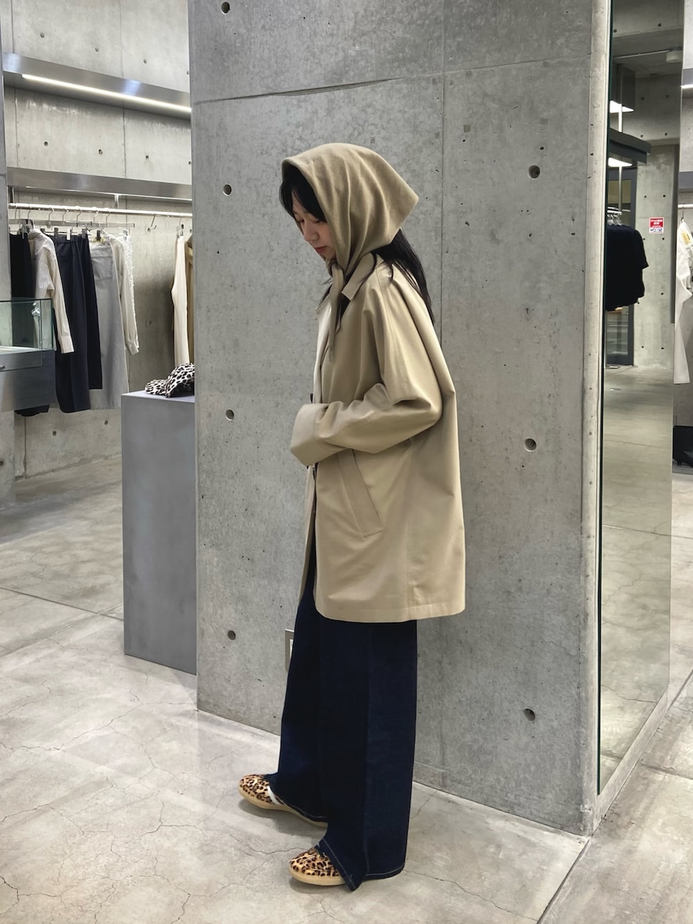 ブルー系のデニムパンツ、ベージュ系のスニーカーを着用したレディースの冬コーディネートの3枚目の写真