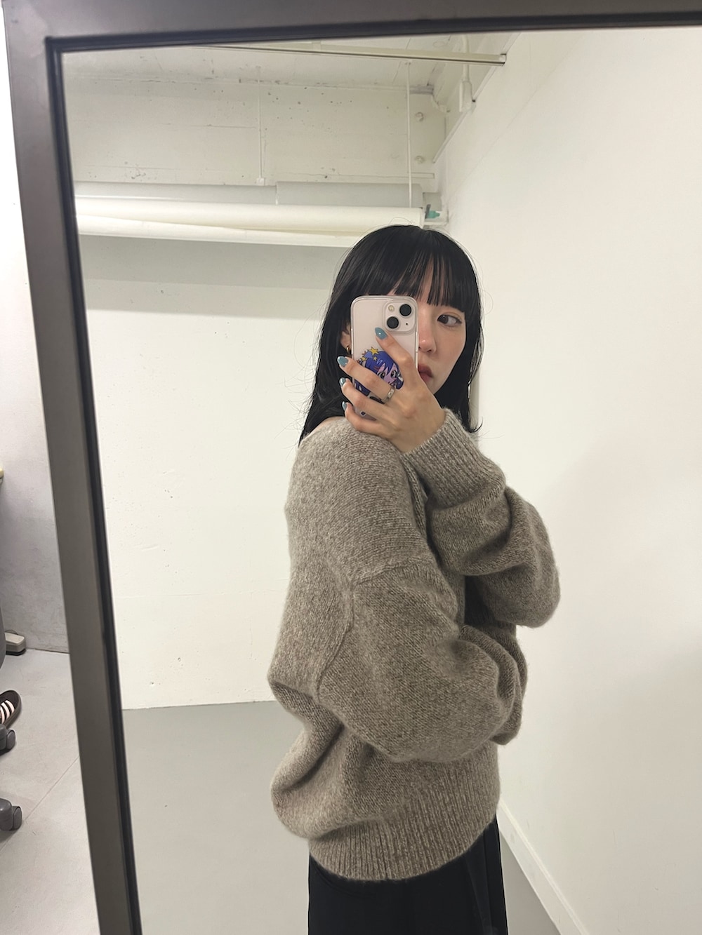 ベージュ系のニット/セーターを着用したレディースの秋コーディネートの2枚目の写真