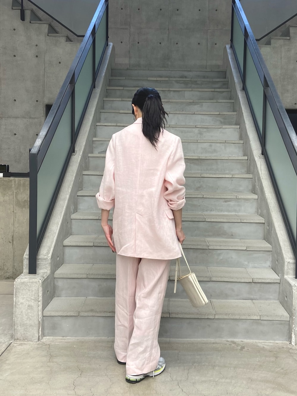 ピンク系のその他アウター、ピンク系のその他パンツ、ピンク系のタンクトップを着用したレディースの春コーディネートの4枚目の写真