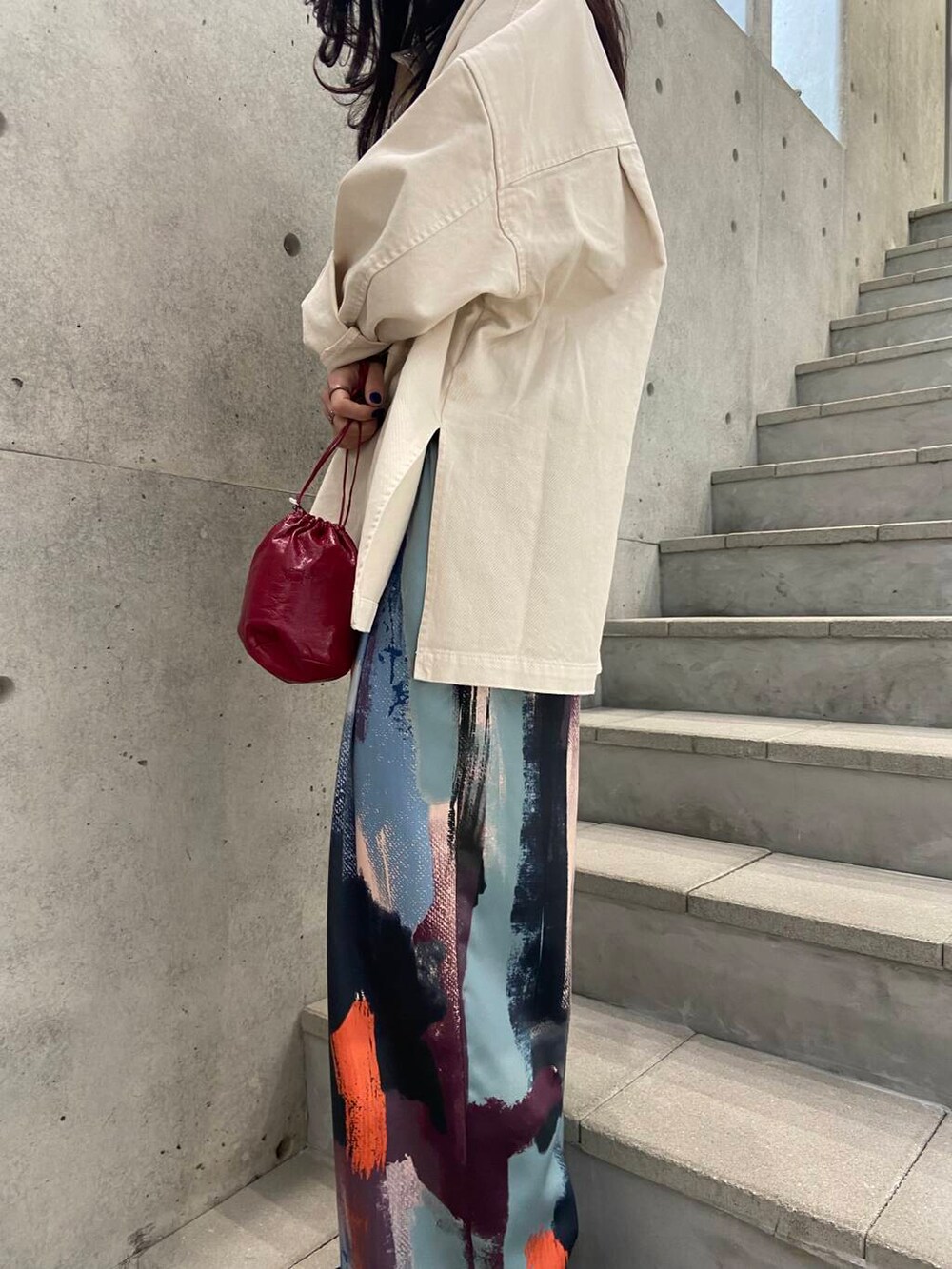 ピンク系のその他パンツ、ホワイト系のシャツ/ブラウス、ブラック系のローファーを着用したレディースの冬コーディネートの4枚目の写真