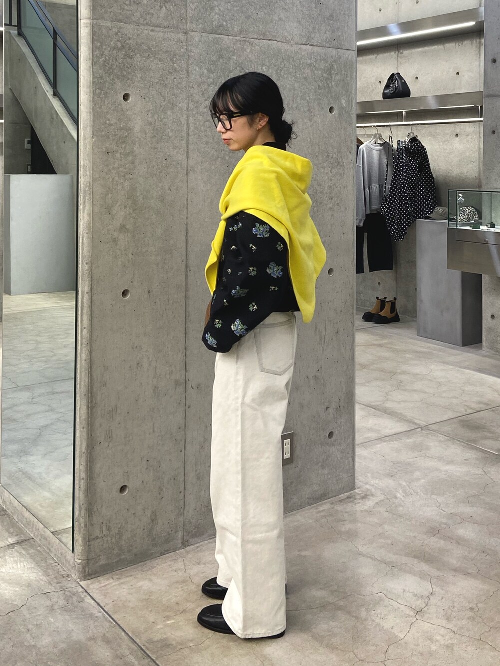 グレー系のデニムパンツ、ブラック系のローファー、ブラック系のテーラードジャケットを着用したレディースの冬コーディネートの3枚目の写真
