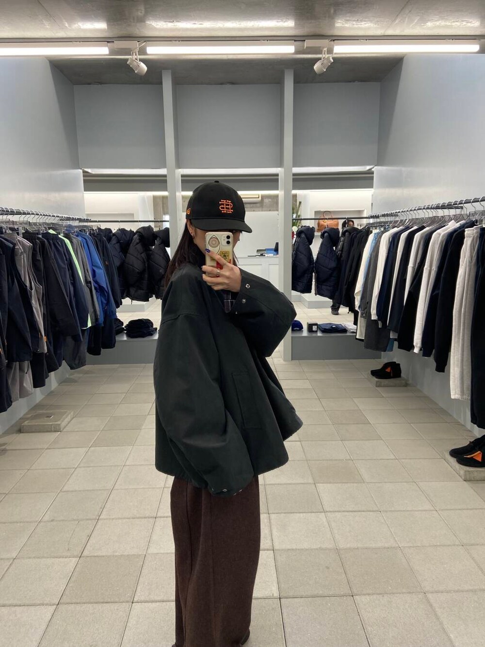 ブラウン系のその他パンツ、ブラック系のテーラードジャケット、ブラック系のキャップを着用したレディースの冬コーディネートの5枚目の写真