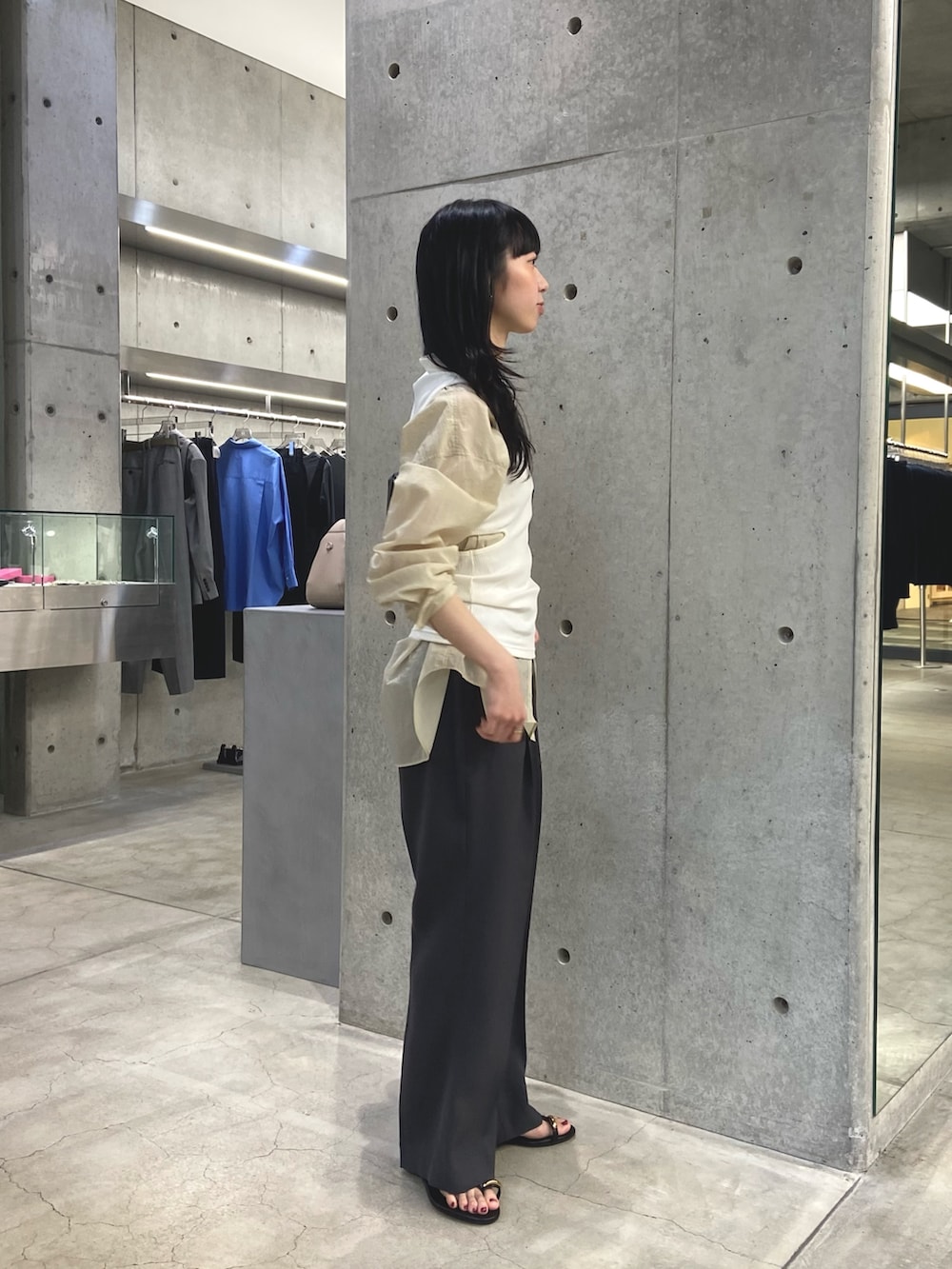 ホワイト系のタンクトップ、ベージュ系のシャツ/ブラウス、グレー系のその他パンツを着用したレディースの春コーディネートの2枚目の写真