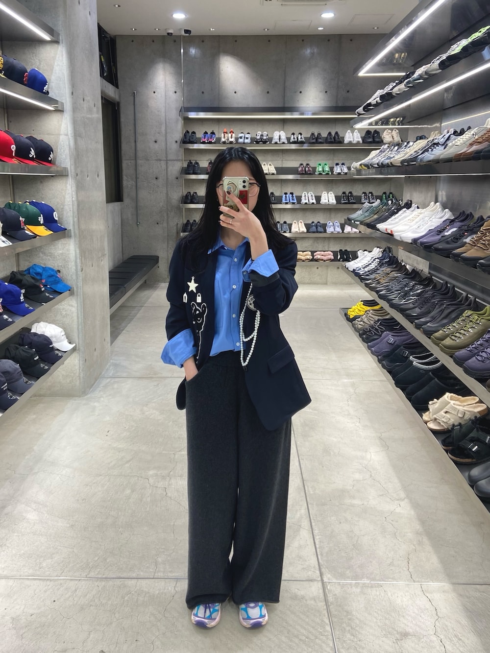 ブルー系のシャツ/ブラウス、ブルー系のテーラードジャケット、グレー系のその他パンツを着用したレディースの冬コーディネートの3枚目の写真