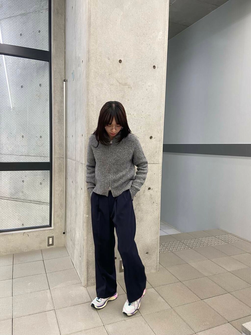 ブルー系のその他パンツ、グレー系のスニーカー、グレー系のニット/セーターを着用したレディースの冬コーディネートの2枚目の写真