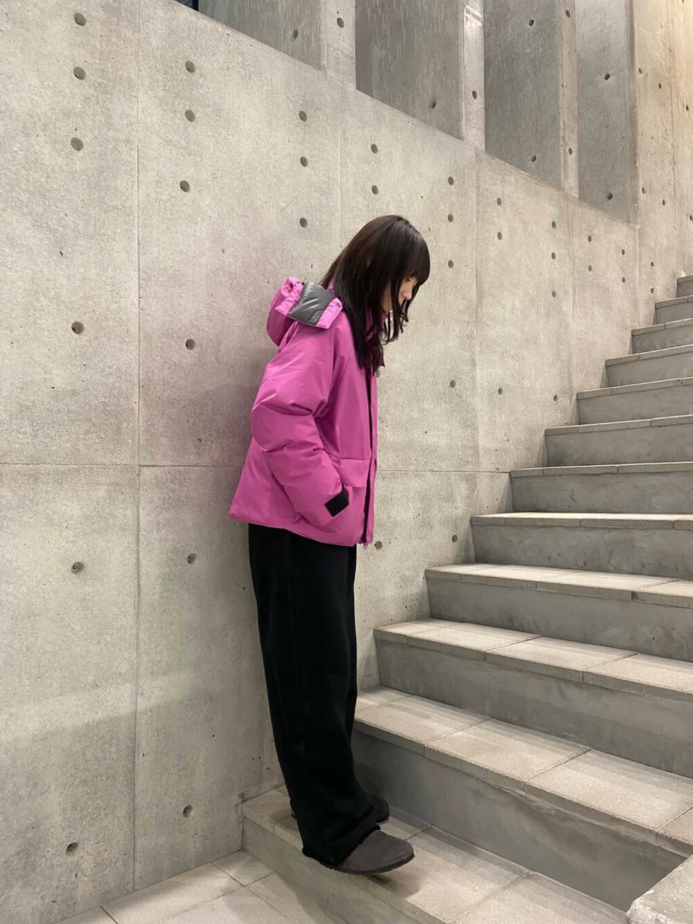 グレー系のサンダル、ピンク系のその他アウター、ブラック系のスウェットパンツを着用したレディースの冬コーディネートの3枚目の写真