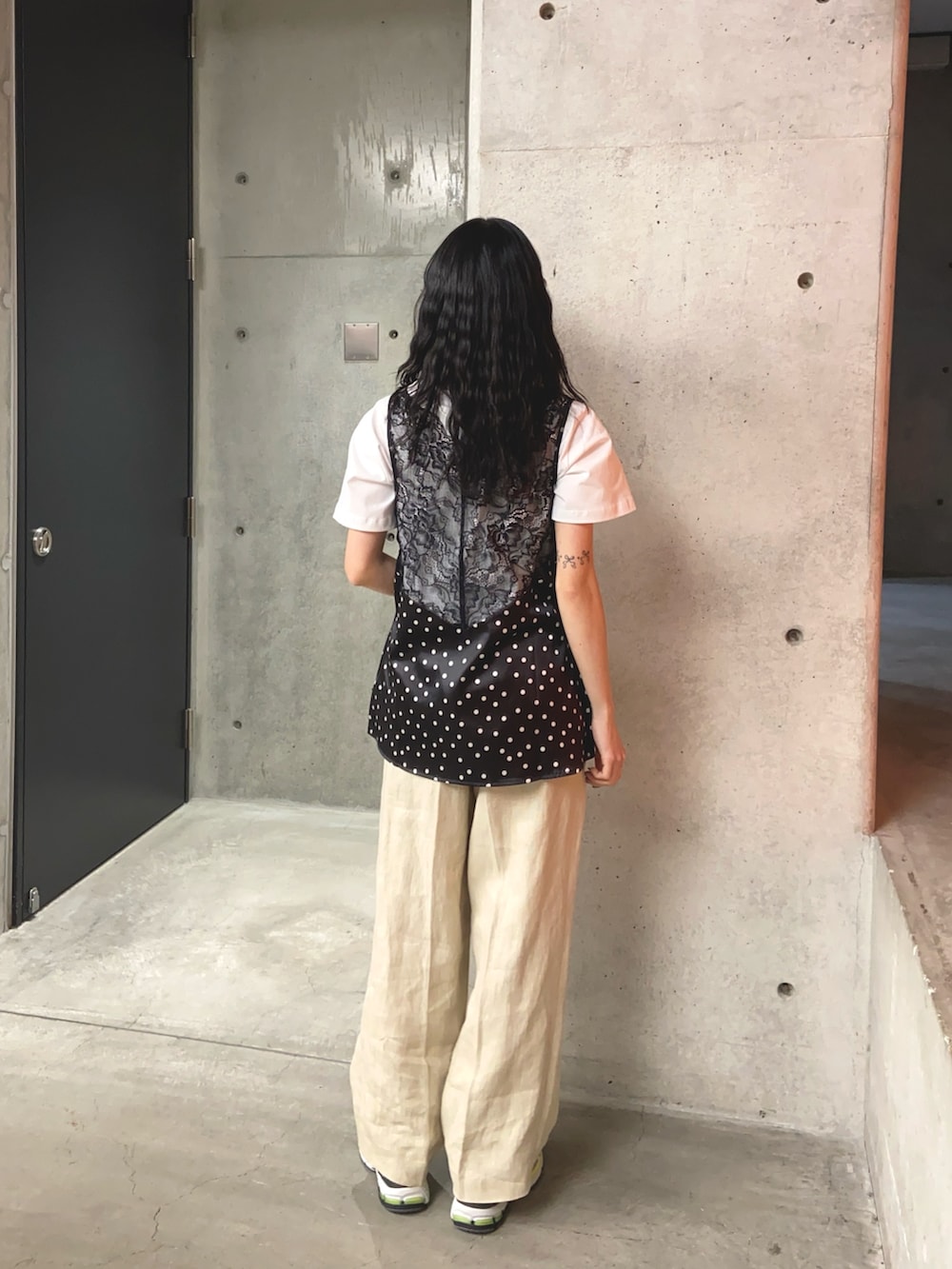 その他のTシャツ/カットソー、ブラック系のシャツ/ブラウス、ベージュ系のその他パンツを着用したレディースの春コーディネートの2枚目の写真