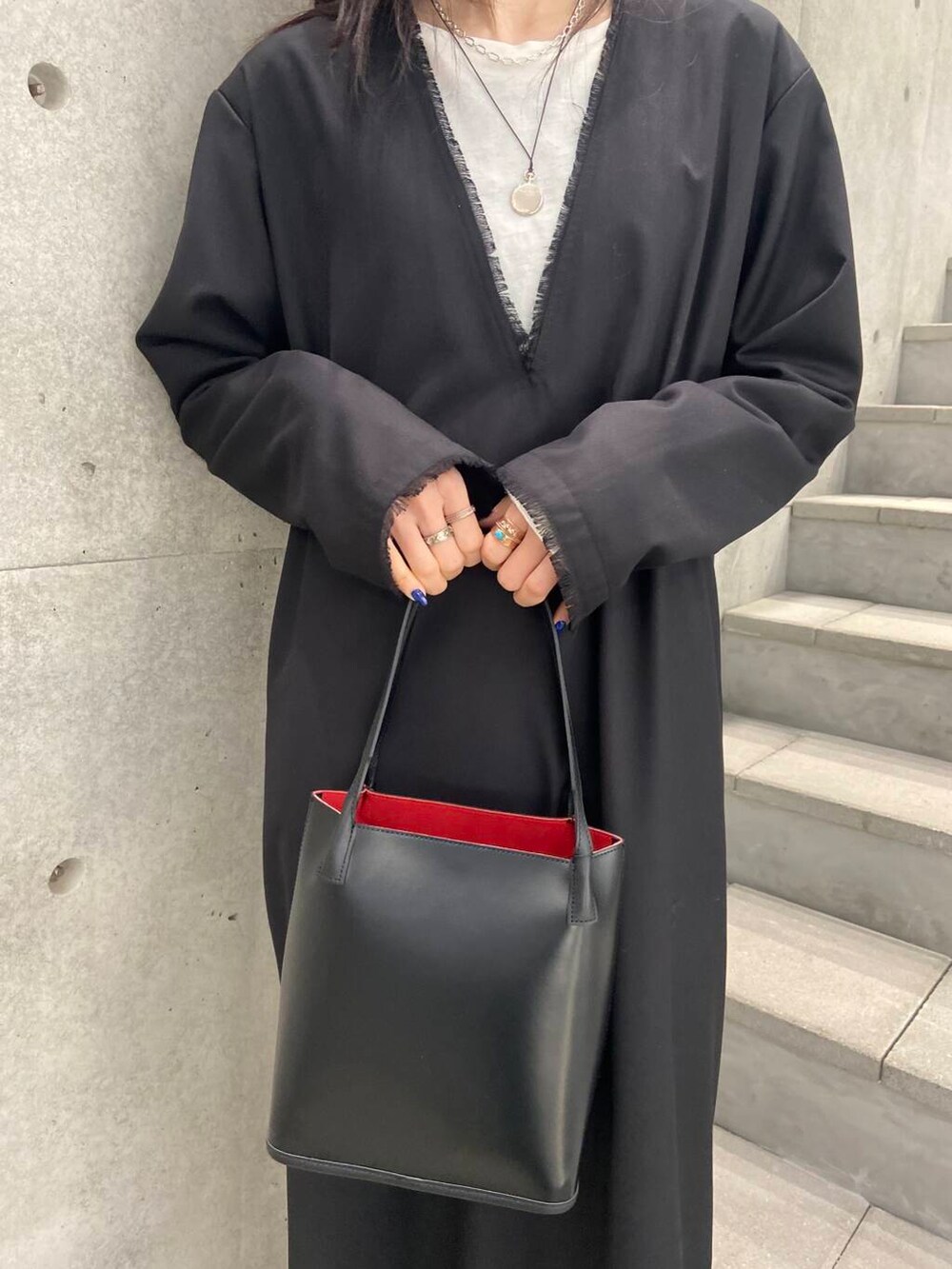 ホワイト系のTシャツ/カットソー、ブラック系のワンピース、ブラック系のローファーを着用したレディースの冬コーディネートの3枚目の写真