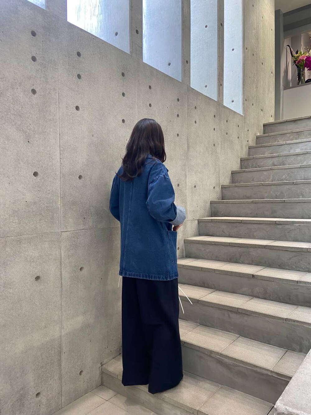 ブルー系のサロペット/オーバーオール、ブルー系のデニムジャケットを着用したレディースの冬コーディネートの3枚目の写真