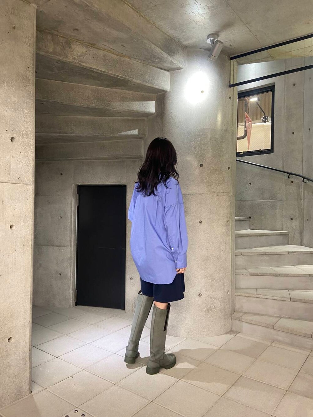 ブルー系のシャツ/ブラウス、ブルー系のTシャツ/カットソー、ブルー系のその他パンツを着用したレディースの秋コーディネートの3枚目の写真