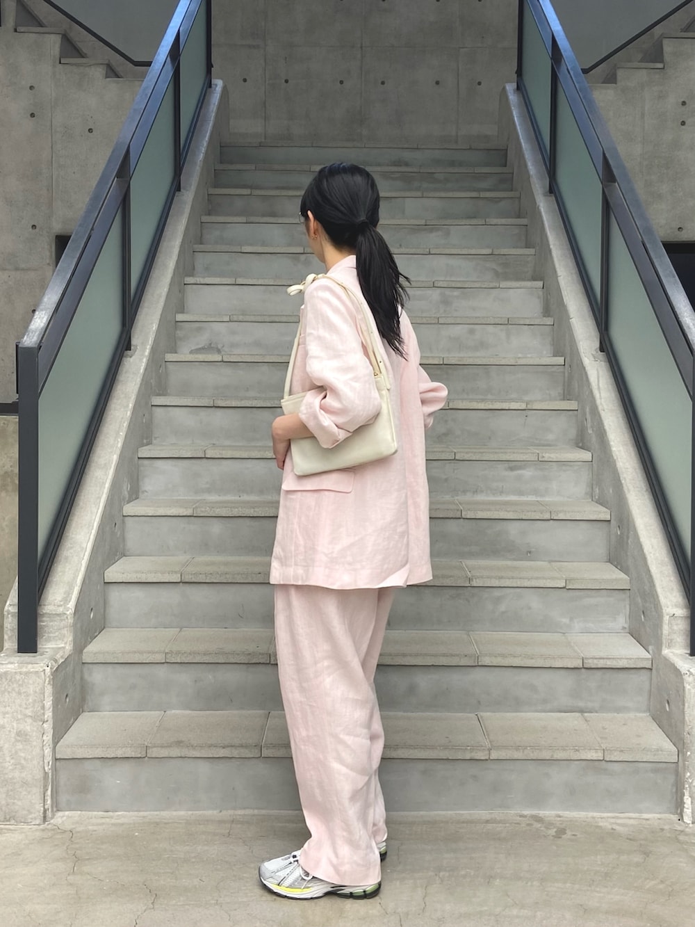 ピンク系のその他アウター、ピンク系のその他パンツ、ピンク系のタンクトップを着用したレディースの春コーディネートの3枚目の写真