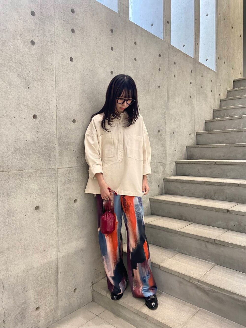 ピンク系のその他パンツ、ホワイト系のシャツ/ブラウス、ブラック系のローファーを着用したレディースの冬コーディネートの2枚目の写真