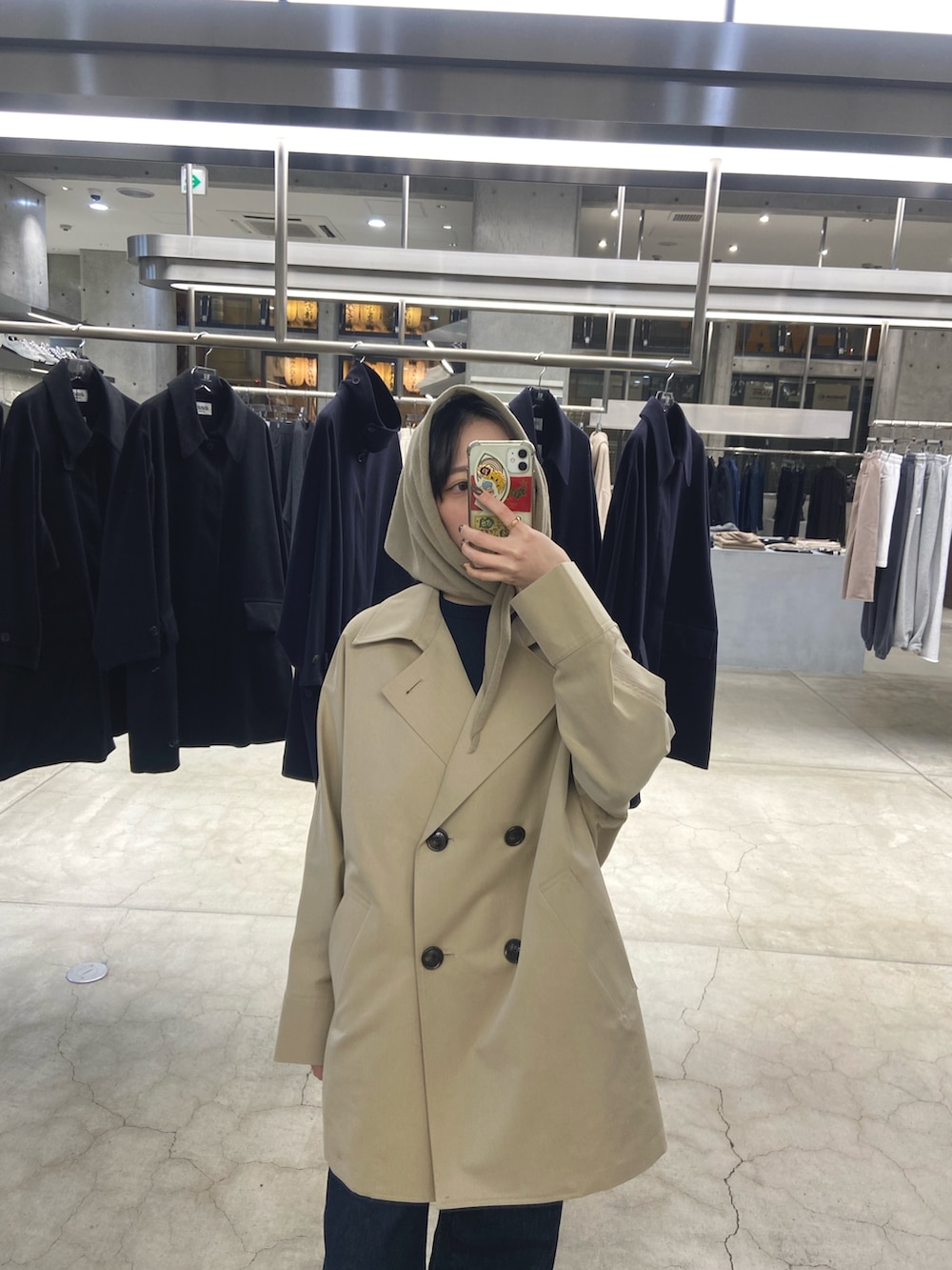 ブルー系のデニムパンツ、ベージュ系のスニーカーを着用したレディースの冬コーディネートの6枚目の写真