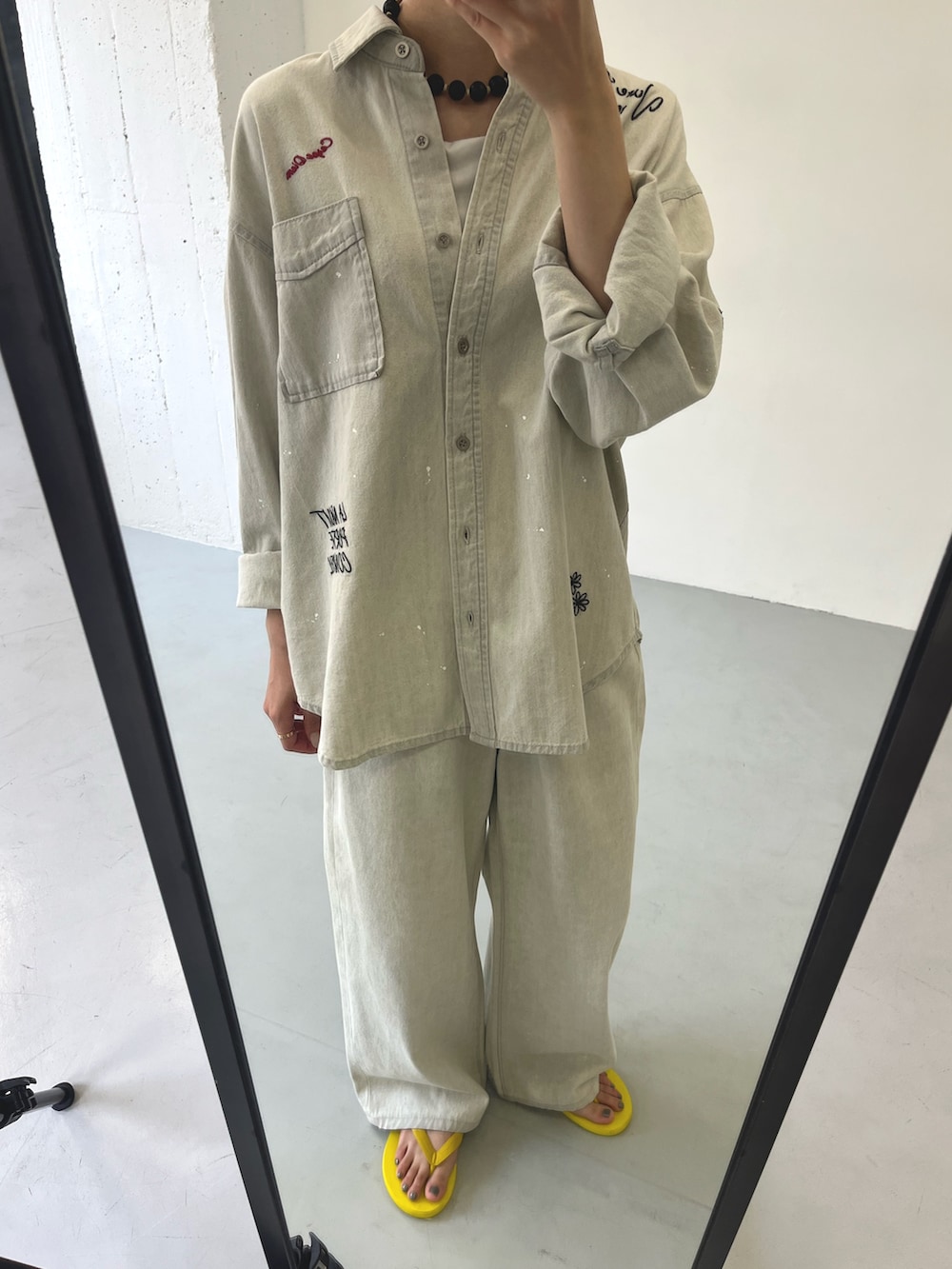 グレー系のその他パンツ、イエロー系のサンダル、グレー系のシャツ/ブラウスを着用したレディースの夏コーディネートの4枚目の写真