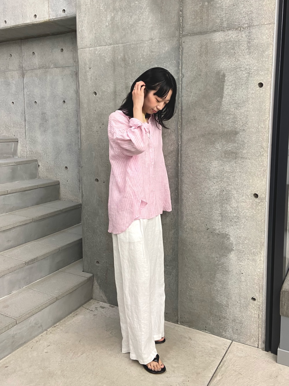 ピンク系のシャツ/ブラウス、ホワイト系のその他パンツ、ブラック系のサンダルを着用したレディースの夏コーディネートの2枚目の写真