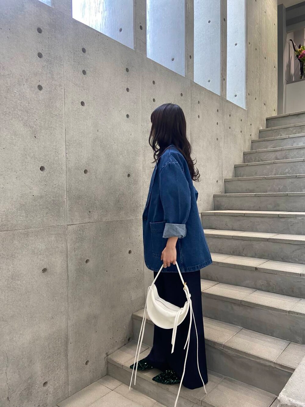 ブルー系のサロペット/オーバーオール、ブルー系のデニムジャケットを着用したレディースの冬コーディネートの4枚目の写真