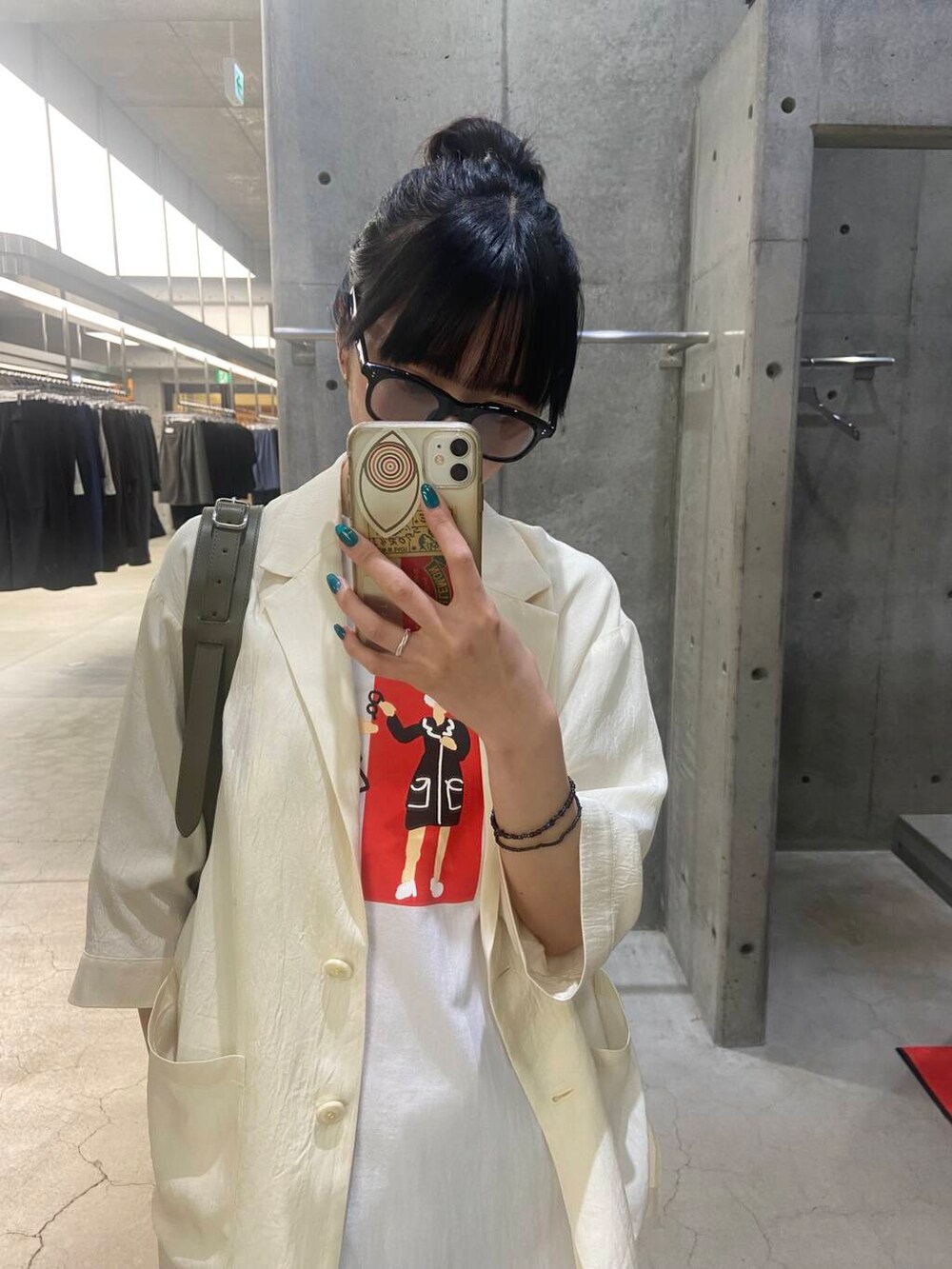 ホワイト系のTシャツ/カットソー、ホワイト系のその他アウター、ブラック系のメガネを着用したレディースの夏コーディネートの3枚目の写真