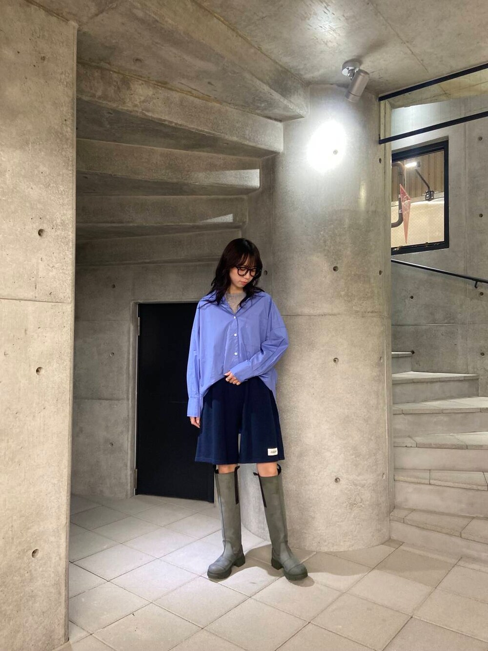 ブルー系のシャツ/ブラウス、ブルー系のTシャツ/カットソー、ブルー系のその他パンツを着用したレディースの秋コーディネートの4枚目の写真