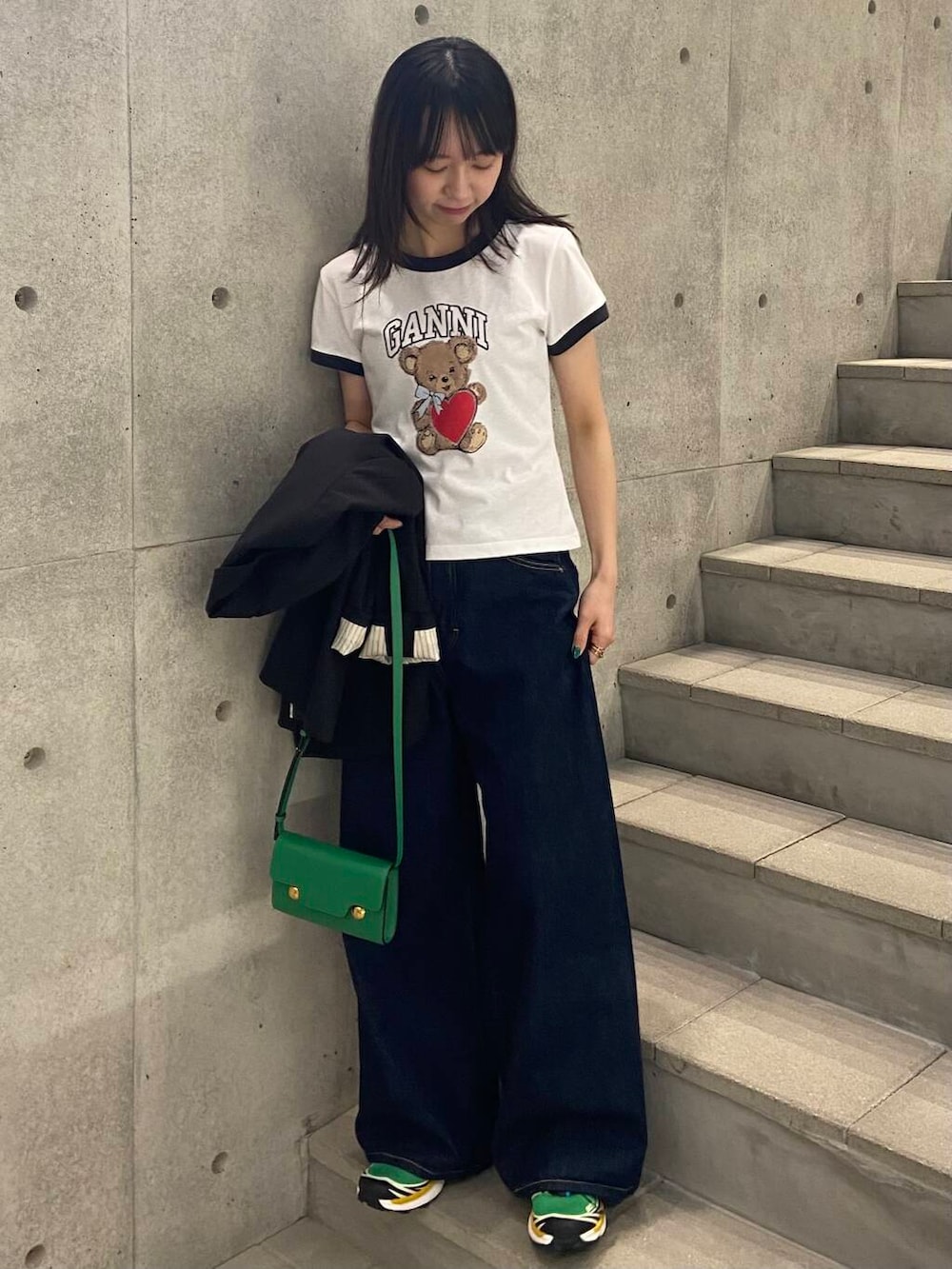 ブラック系のその他アウター、ブルー系のデニムパンツ、ホワイト系のTシャツ/カットソーを着用したレディースの春コーディネートの3枚目の写真