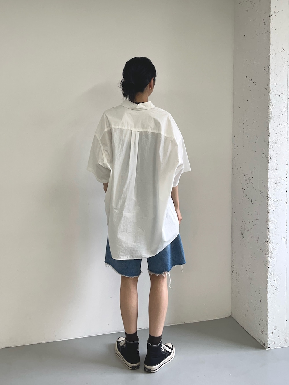 ホワイト系のシャツ/ブラウス、ブラック系のスニーカー、ブルー系のその他パンツを着用したレディースの夏コーディネートの2枚目の写真