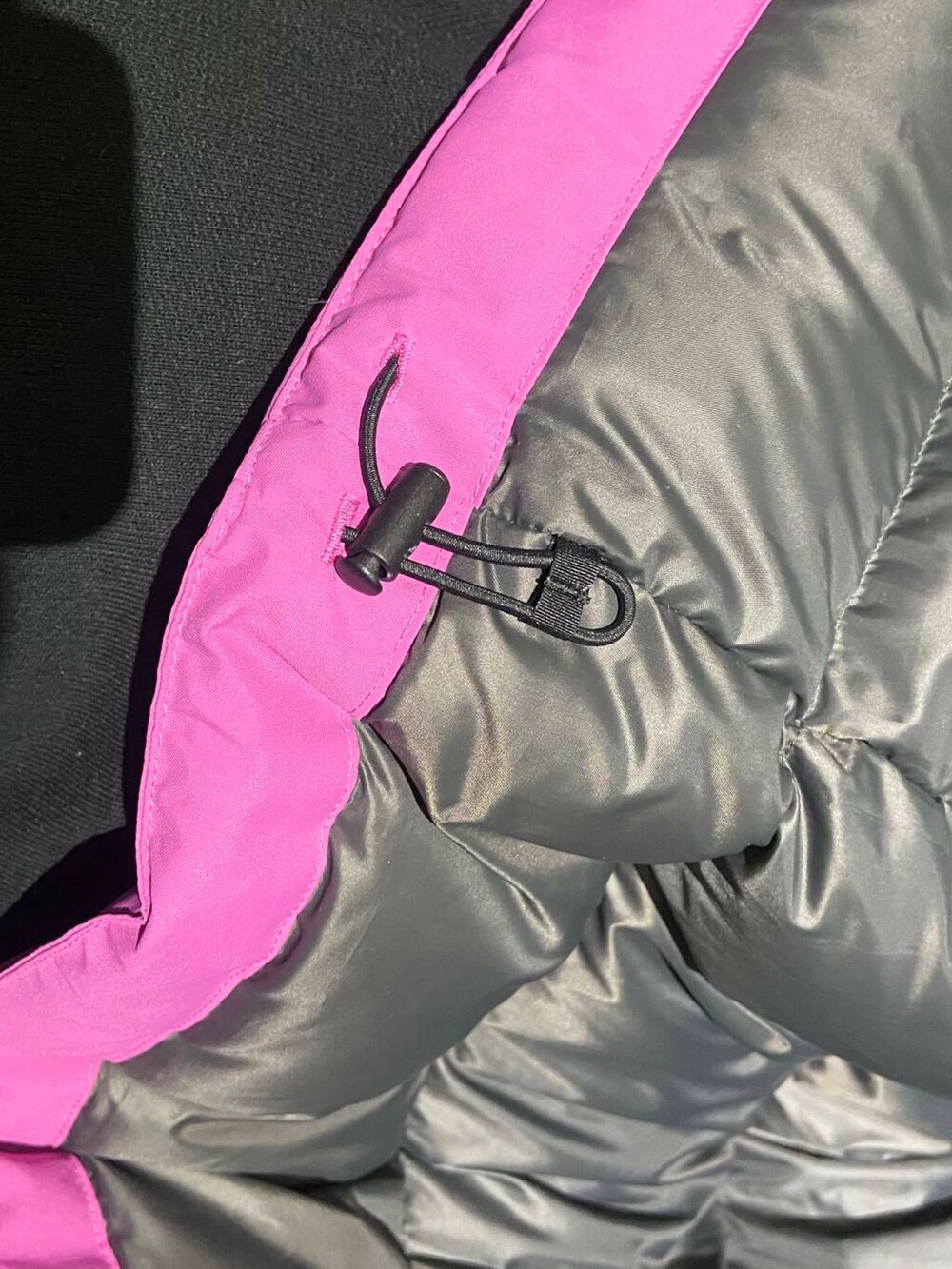 グレー系のサンダル、ピンク系のその他アウター、ブラック系のスウェットパンツを着用したレディースの冬コーディネートの7枚目の写真