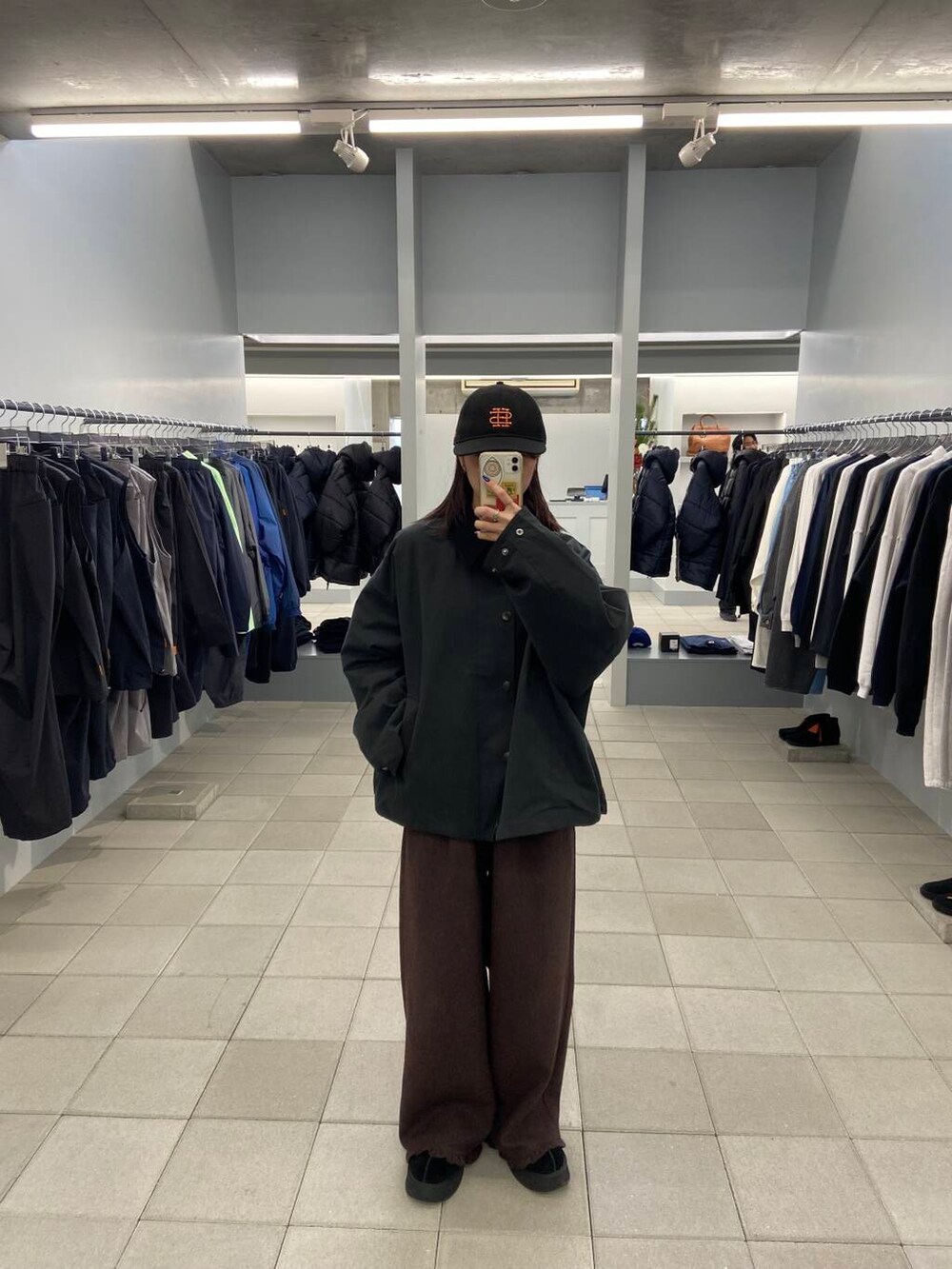 ブラウン系のその他パンツ、ブラック系のテーラードジャケット、ブラック系のキャップを着用したレディースの冬コーディネートの6枚目の写真