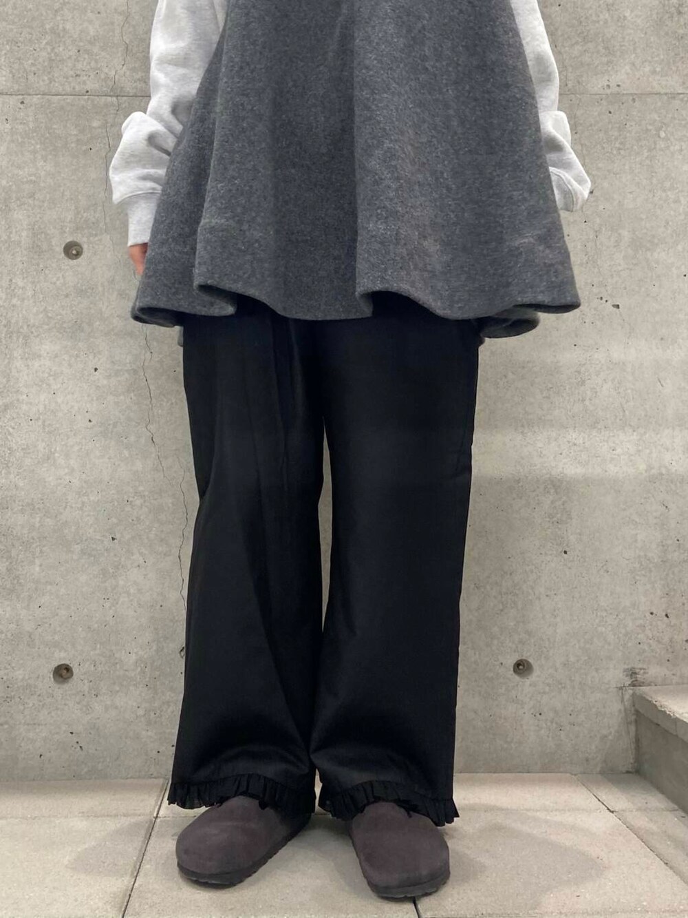 ブラック系のその他パンツ、グレー系のスウェット、グレー系のキャミソールを着用したレディースの秋コーディネートの6枚目の写真