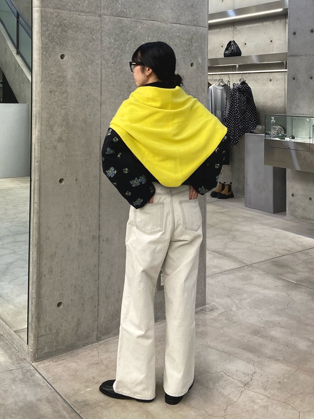 グレー系のデニムパンツ、ブラック系のローファー、ブラック系のテーラードジャケットを着用したレディースの冬コーディネートの4枚目の写真