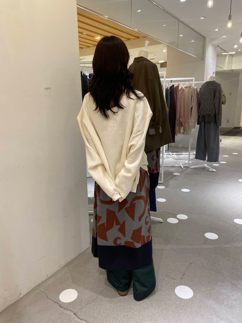 グリーン系のその他パンツ、グレー系のニット/セーター、ホワイト系のTシャツ/カットソーを着用したレディースの秋コーディネートの4枚目の写真