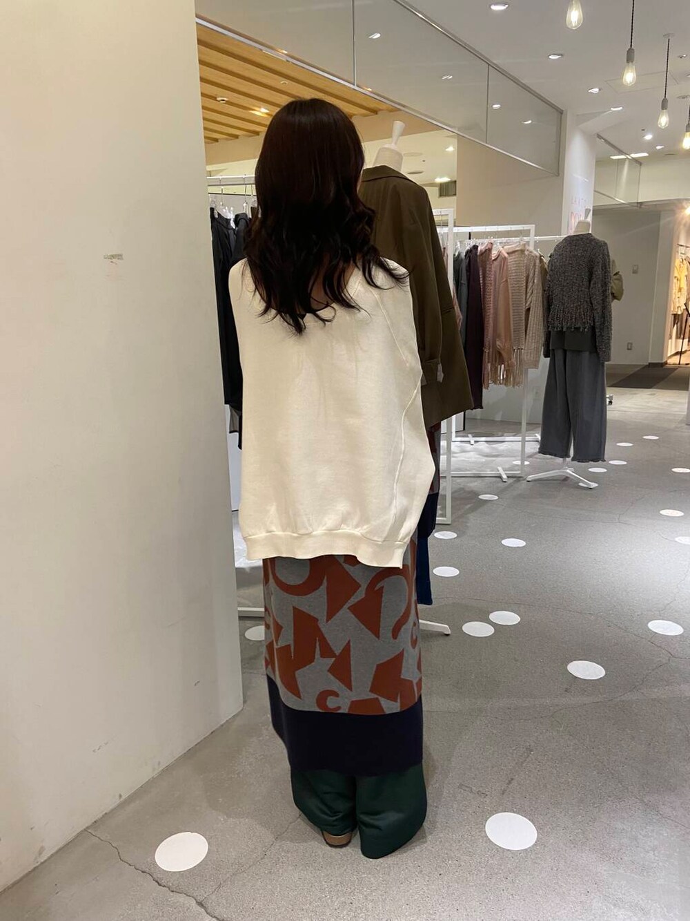 グリーン系のその他パンツ、グレー系のニット/セーター、ホワイト系のTシャツ/カットソーを着用したレディースの秋コーディネートの3枚目の写真