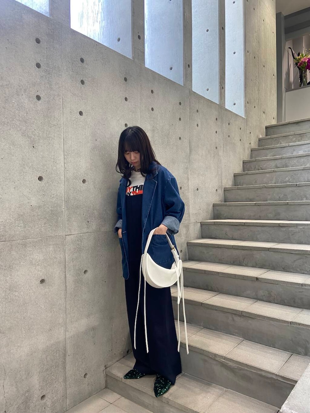 ブルー系のサロペット/オーバーオール、ブルー系のデニムジャケットを着用したレディースの冬コーディネートの2枚目の写真