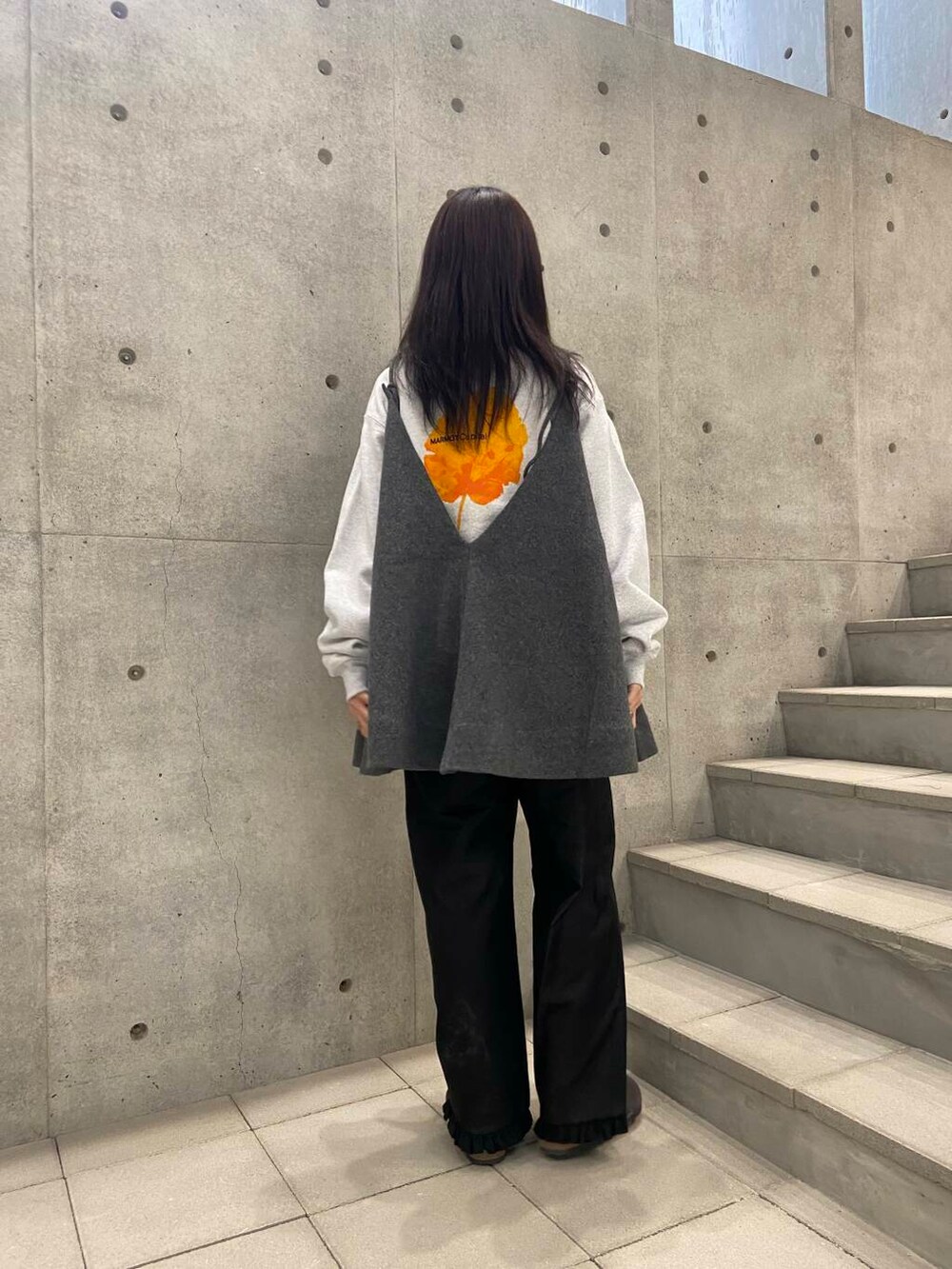 ブラック系のその他パンツ、グレー系のスウェット、グレー系のキャミソールを着用したレディースの秋コーディネートの4枚目の写真