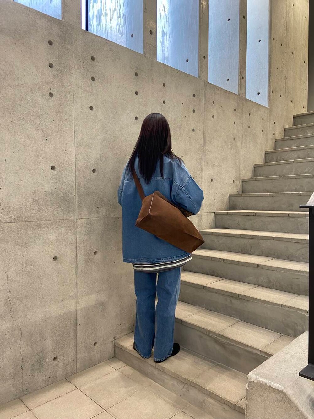 ブルー系のデニムパンツ、ブルー系のシャツ/ブラウス、ブラック系のローファーを着用したレディースの冬コーディネートの3枚目の写真