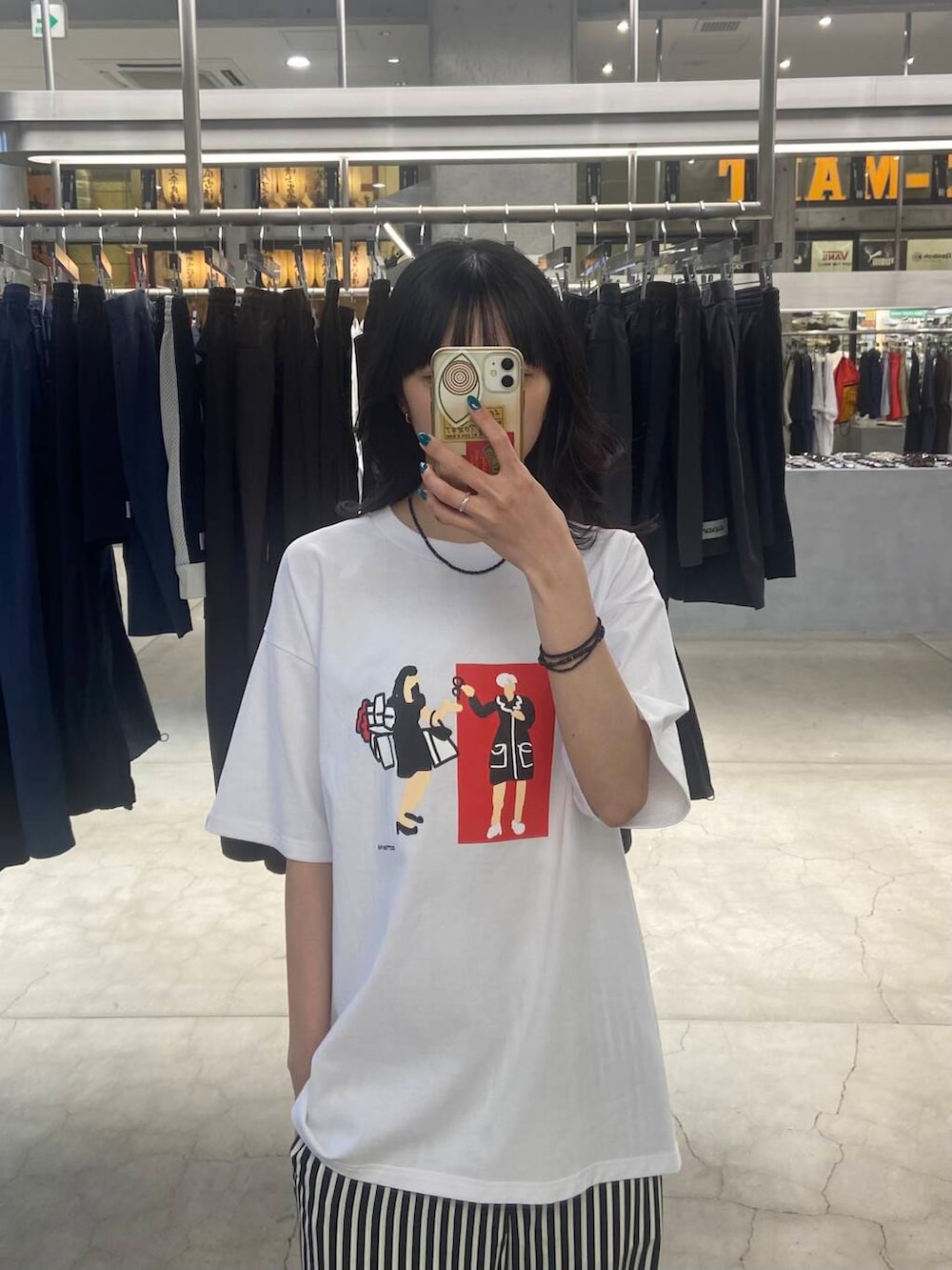 ホワイト系のTシャツ/カットソー、ホワイト系のその他アウター、ブラック系のメガネを着用したレディースの夏コーディネートの4枚目の写真