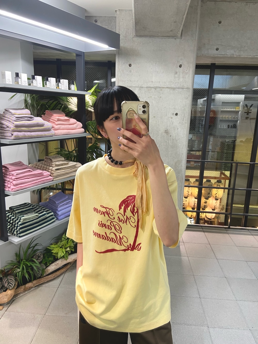 イエロー系のTシャツ/カットソー、ブラウン系のその他パンツ、ブラック系のサンダルを着用したレディースの春コーディネートの2枚目の写真