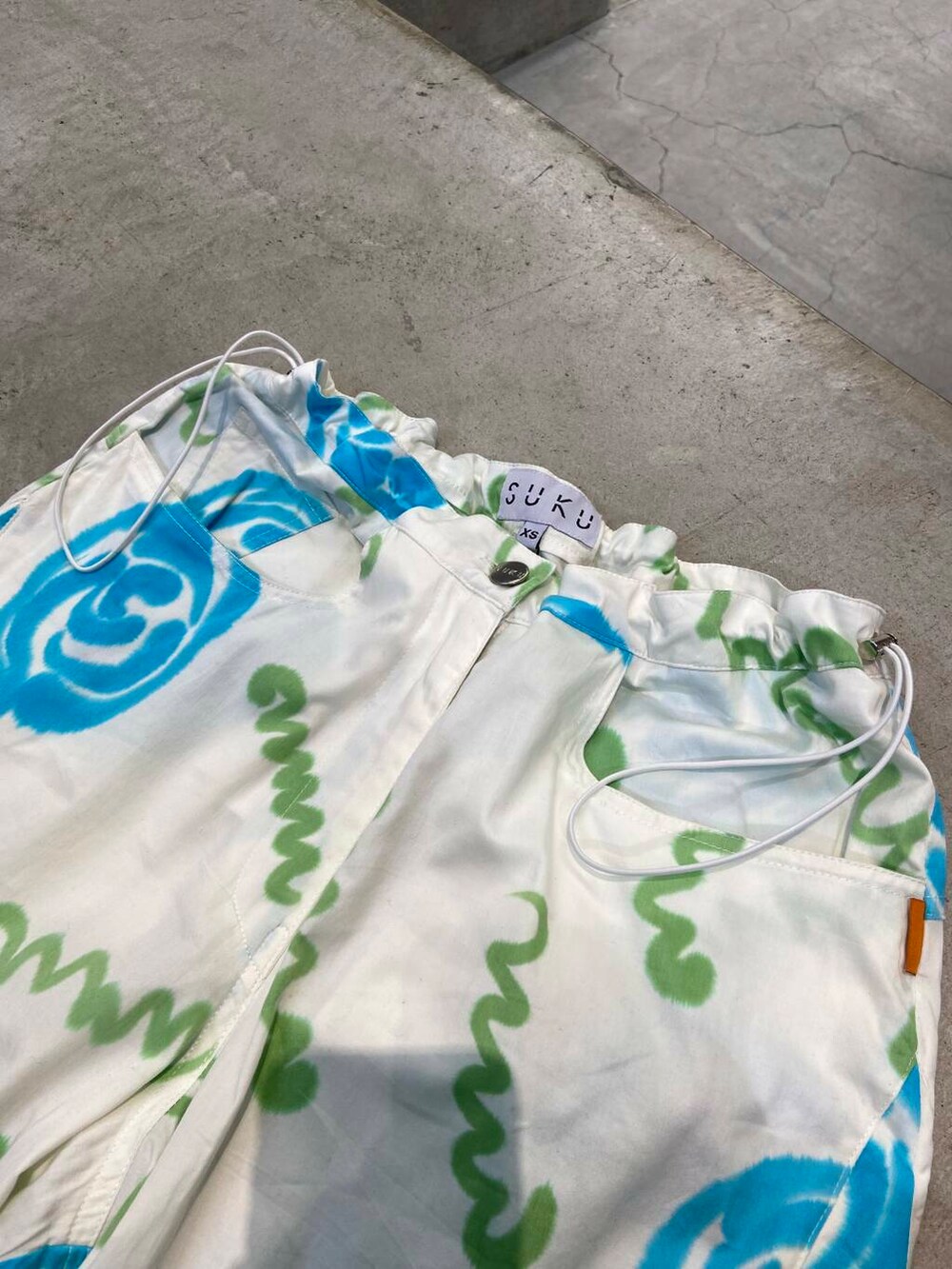 ホワイト系のスニーカーを着用したレディースの春コーディネートの3枚目の写真