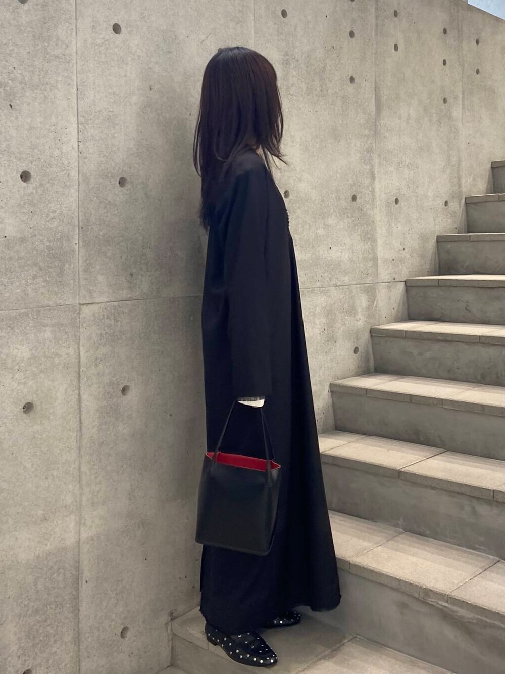 ホワイト系のTシャツ/カットソー、ブラック系のワンピース、ブラック系のローファーを着用したレディースの冬コーディネートの2枚目の写真