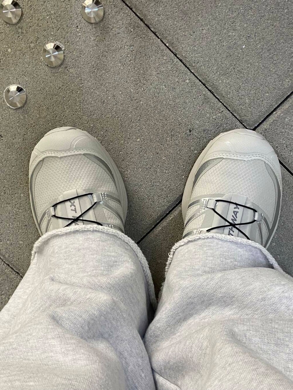 ホワイト系のスニーカーを着用したレディースの冬コーディネートの5枚目の写真