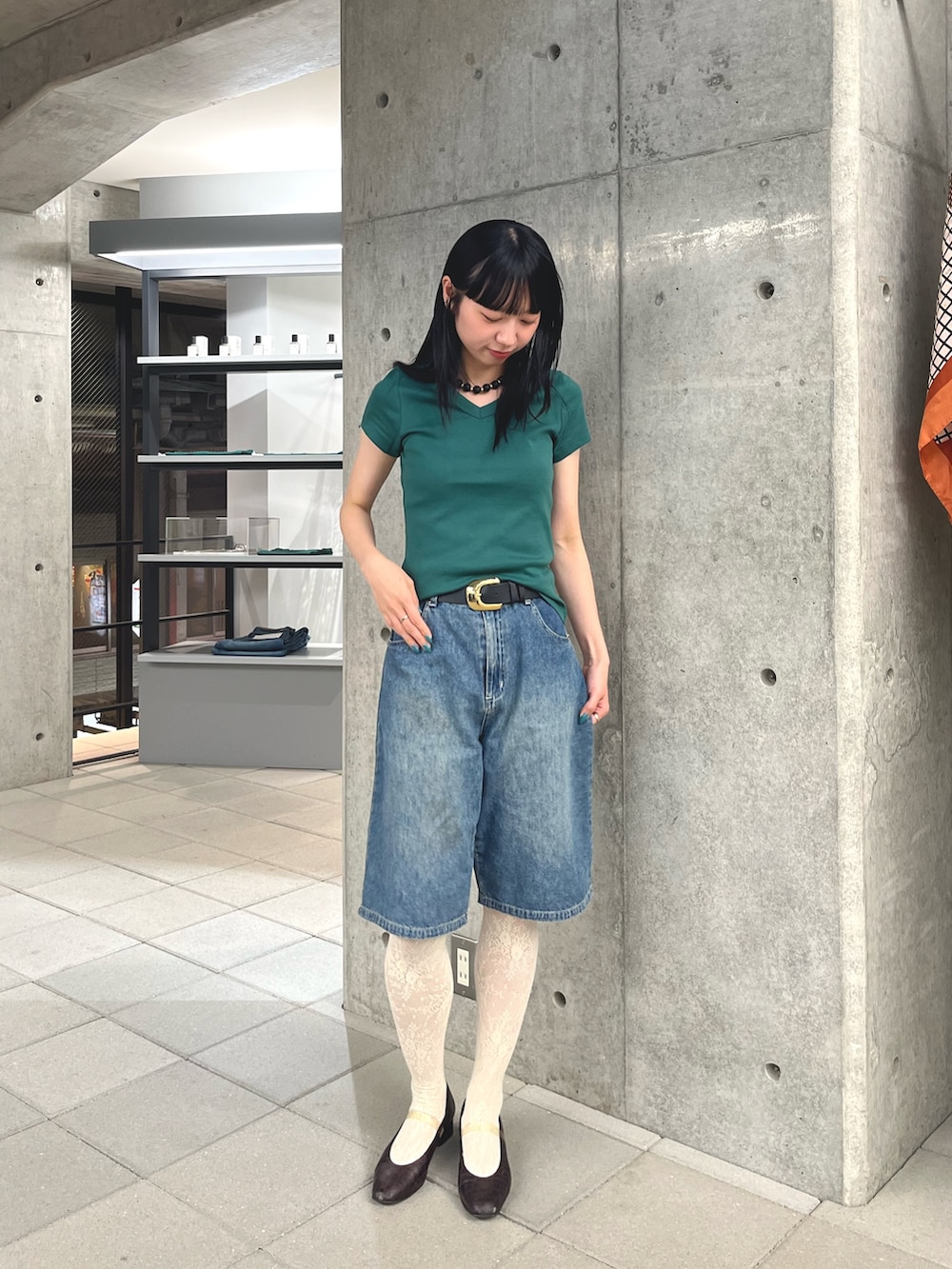 グリーン系のTシャツ/カットソー、ホワイト系のタイツ/ストッキングを着用したレディースの夏コーディネートの2枚目の写真