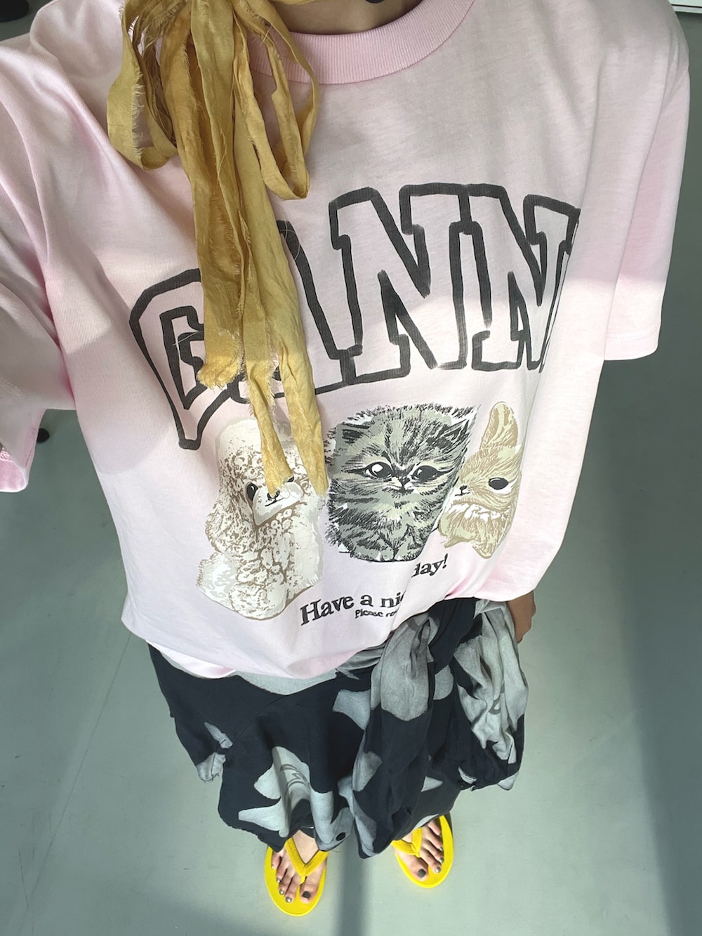 イエロー系のサンダル、ピンク系のTシャツ/カットソーを着用したレディースの夏コーディネートの3枚目の写真