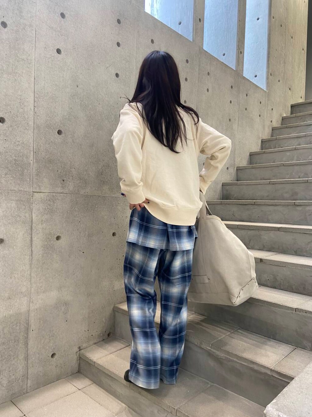 ベージュ系のスウェット、その他のその他パンツ、その他のシャツ/ブラウスを着用したレディースの冬コーディネートの2枚目の写真