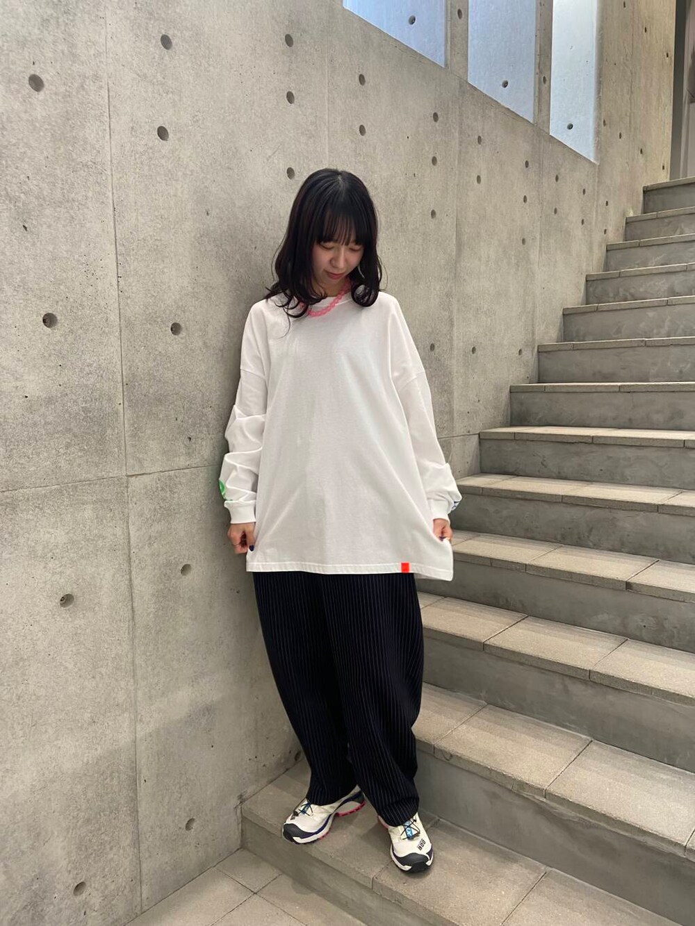 ブルー系のその他パンツを着用したレディースの冬コーディネートの2枚目の写真