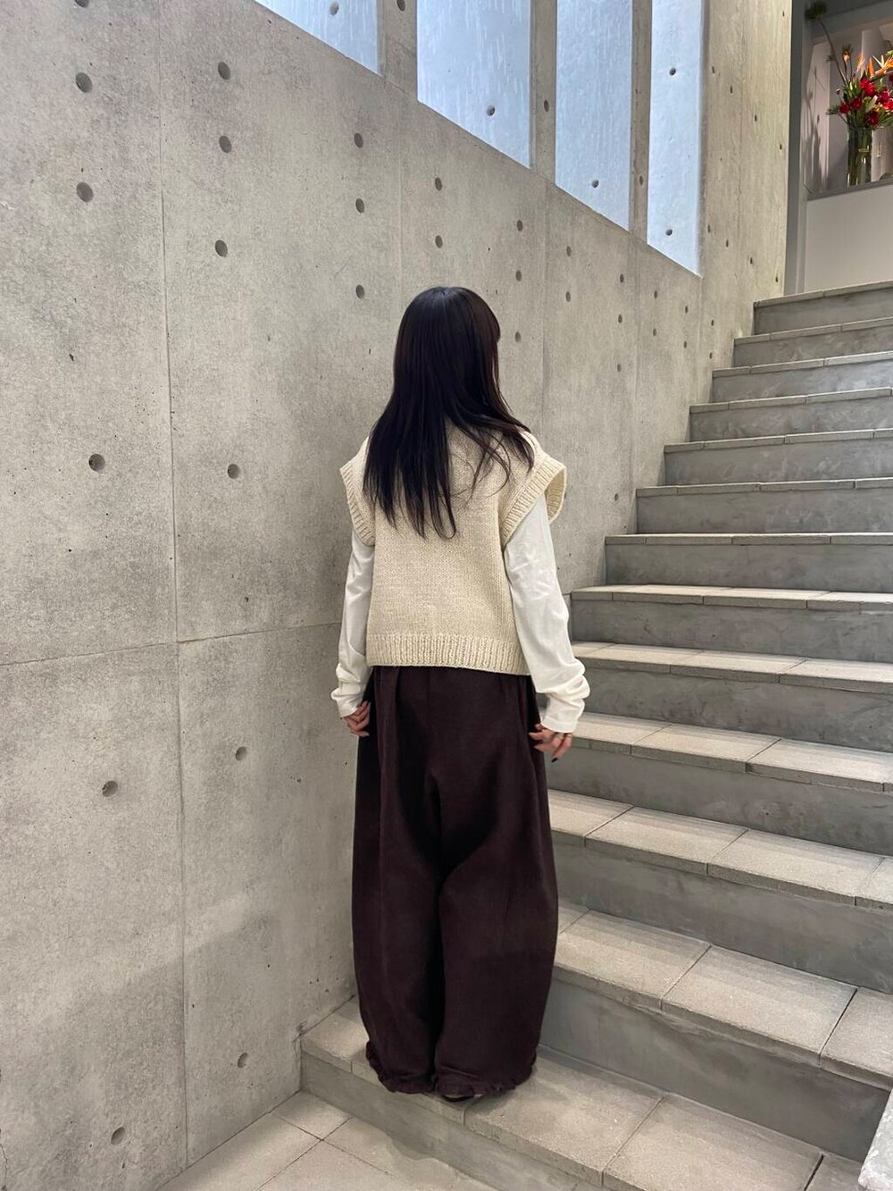 ブラウン系のその他パンツ、ホワイト系のサンダル、ホワイト系のTシャツ/カットソーを着用したレディースの冬コーディネートの3枚目の写真