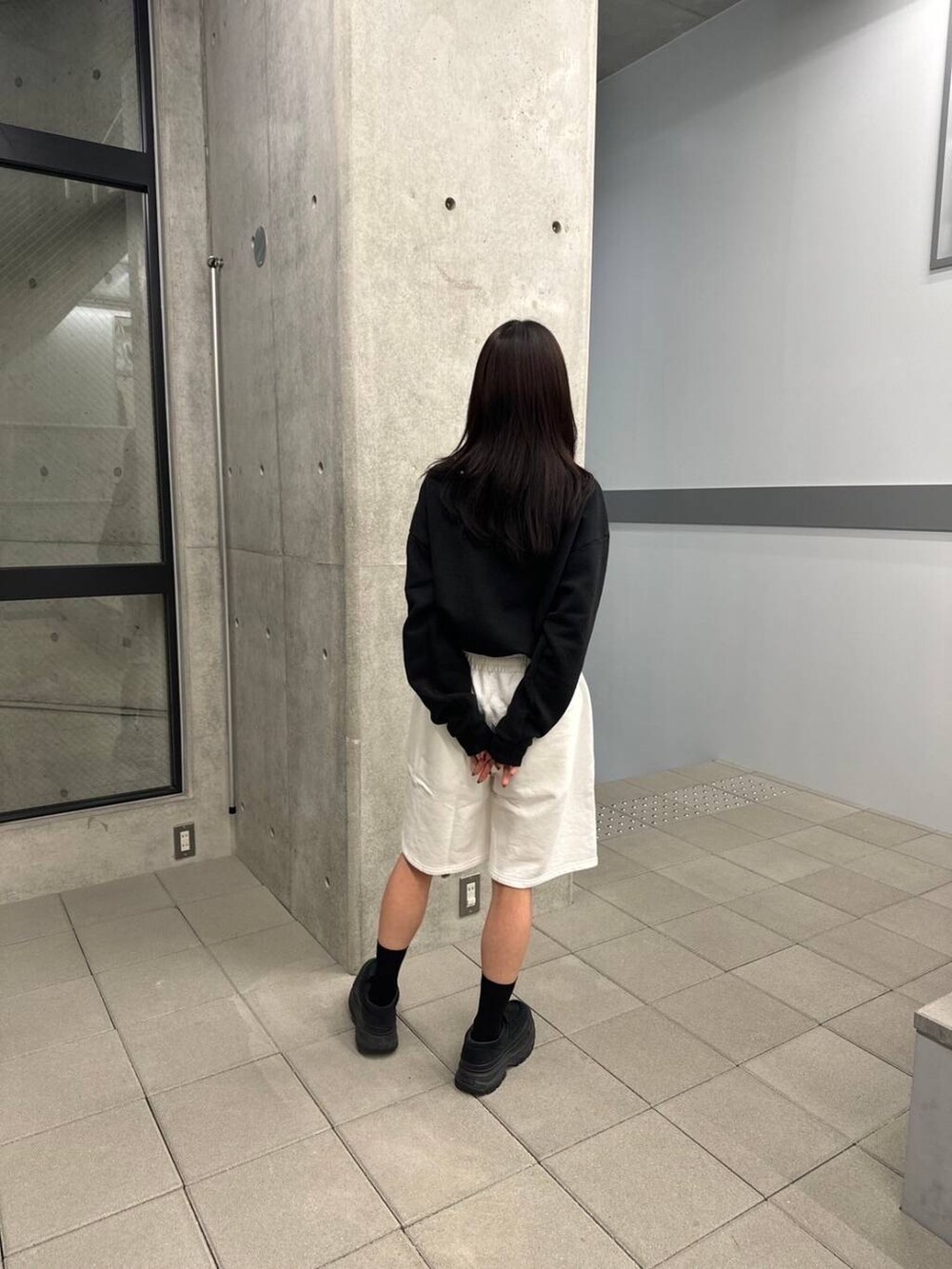 ブラック系のスニーカー、ホワイト系のその他パンツ、ブラック系のメガネを着用したレディースの冬コーディネートの3枚目の写真