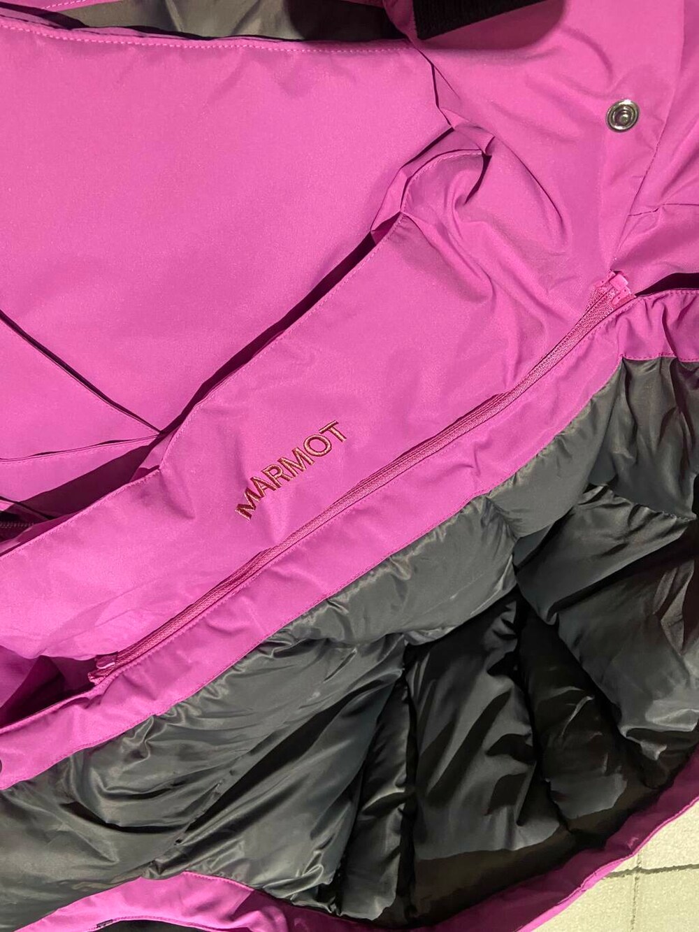 グレー系のサンダル、ピンク系のその他アウター、ブラック系のスウェットパンツを着用したレディースの冬コーディネートの10枚目の写真