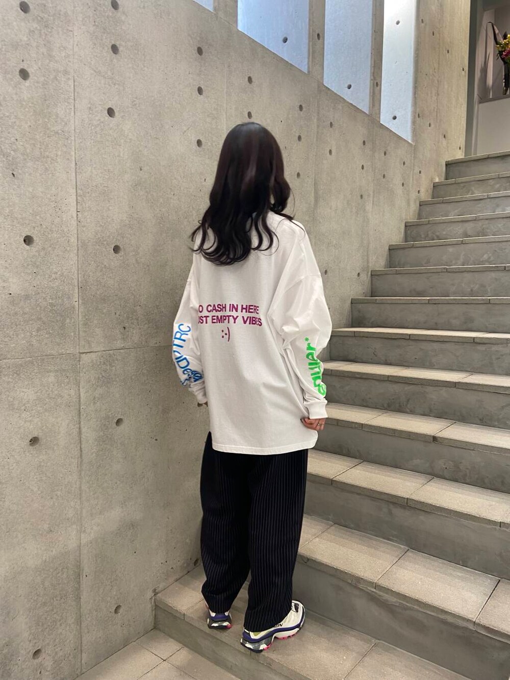 ブルー系のその他パンツを着用したレディースの冬コーディネートの3枚目の写真