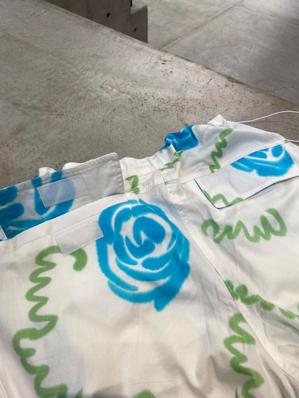 ホワイト系のスニーカーを着用したレディースの春コーディネートの4枚目の写真