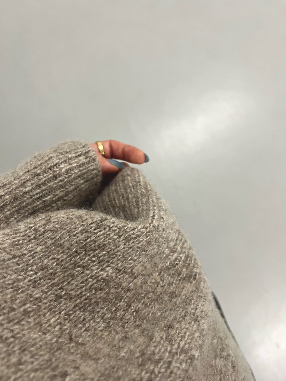 ベージュ系のニット/セーターを着用したレディースの秋コーディネートの3枚目の写真