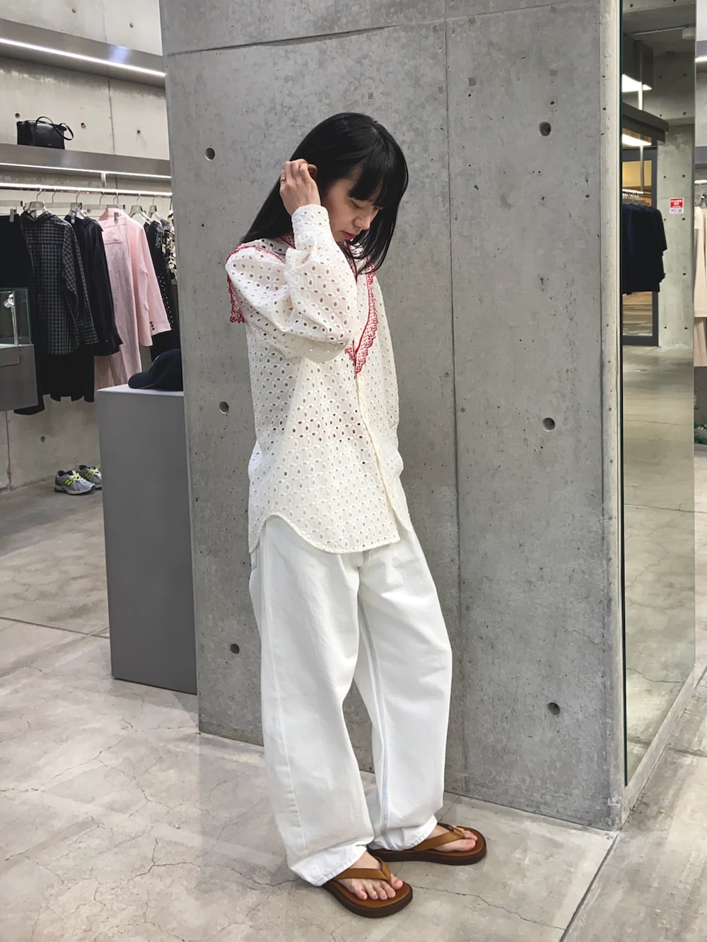 ホワイト系のシャツ/ブラウス、ホワイト系のデニムパンツ、ブラウン系のサンダルを着用したレディースの春コーディネートの3枚目の写真